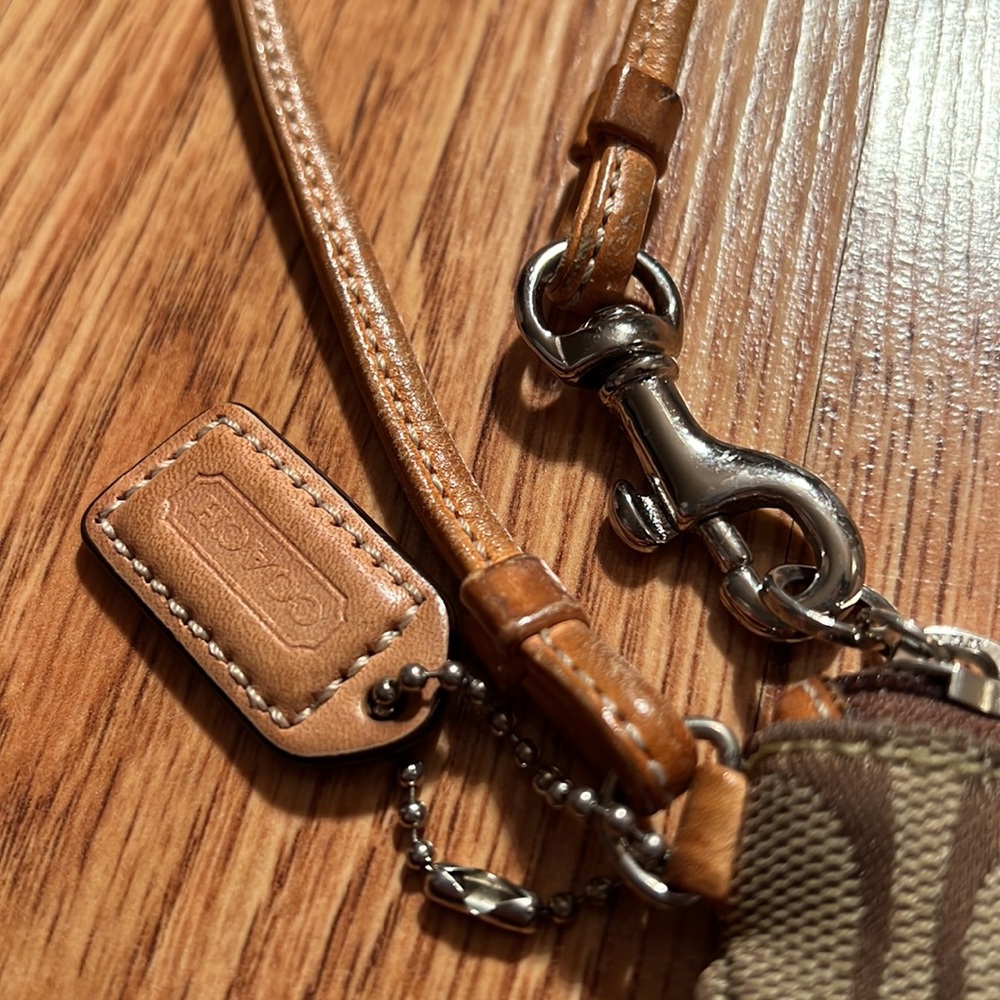 Vintage Coach Signature Canvas Wristlet - Picture 5 of 9